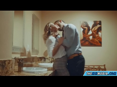 ❤️ Quando uma loira peituda o seduz em um banheiro público ❌ Porno em nós